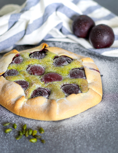 Tarte aux prunes et pistaches - amelioreta.com